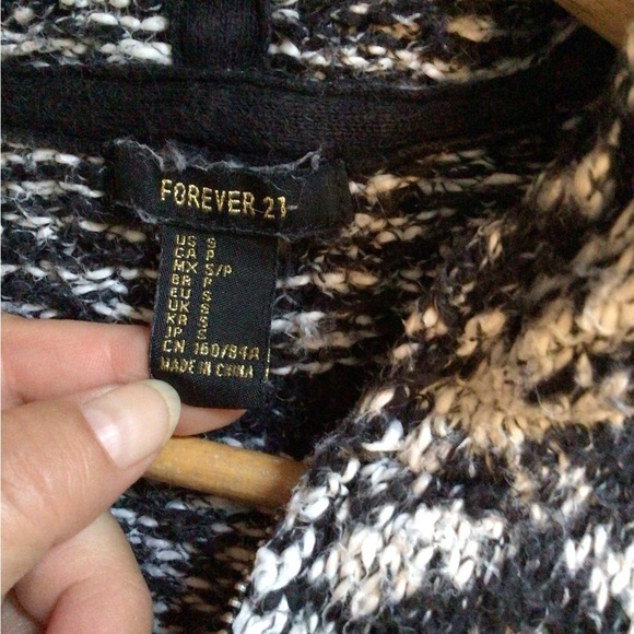 🌷2/$15 Forever 21 hooded sweater. Size small. - Picture 3 of 4